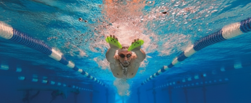 Os palmares (ou paddles) são equipamentos usados nas mãos durante o treino de natação. Eles aumentam a resistência da água, exigindo mais força dos braços