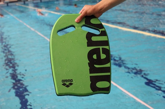 As pernas são responsáveis por grande parte da propulsão na água. Um chute bem executado melhora a postura, o alinhamento corporal e a velocidade.